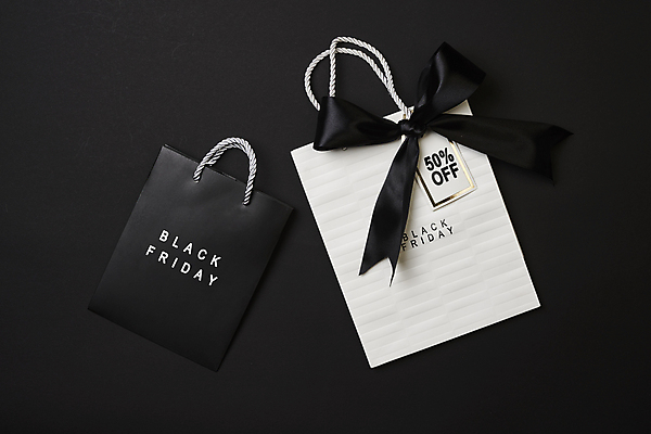 포토 JPG 해외이미지 종이 백그라운드 컨셉 가방 비즈니스 포장 검은배경 휴가 선물 사람없음 쇼핑 쇼핑백 유행 세일 쌓기 상점 검은색 축제 축하 인사 시장 구매 사인 상업 패키지 질서 소매 온라인 승진 금요일 마케팅 매각 플랫레이 카피스페이스 블랙프라이데이 제의 해외포토 잡화 컬러 모션 데이이벤트 공백 예절 플랫 요일 파일형식 이미지허브