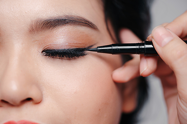 포토 JPG 해외이미지 여자 실내 한명 들기 동양인 근접촬영 상반신 성인 앞모습 화장 뷰티 눈감음 아이라이너 성인여자한명만 해외포토 1 뷰포인트 모션 사람 인종 내부 여자한명만 성인여자만 파일형식 이미지허브