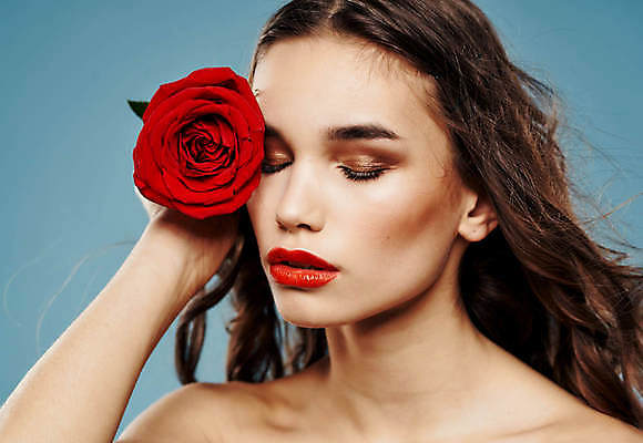 포토 JPG 해외이미지 백인 여자 포즈 한명 들기 상반신 성인 앞모습 화장 뷰티 장미 눈감음 성인여자한명만 해외포토 서양인 1 꽃 뷰포인트 모션 사람 여자한명만 성인여자만 파일형식 이미지허브