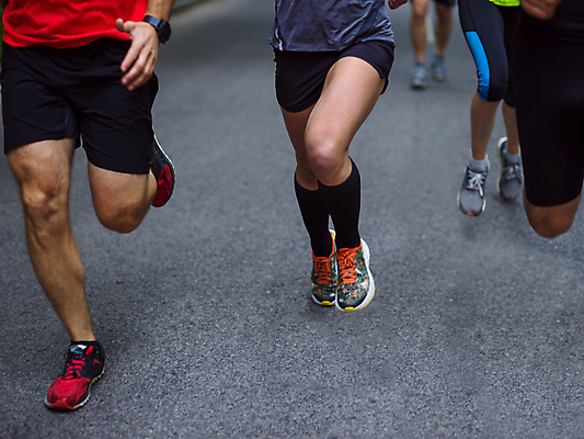 포토 JPG 해외이미지 주간 여자 노년 남자 도로 함께함 여러명 성인 야외 앞모습 달리기 조깅 하반신 마라톤 달리기선수 해외포토 자연요소 길 뷰포인트 다수 컨셉 교통시설 모션 사람 경기 운동 육상스포츠 육상선수 파일형식 이미지허브