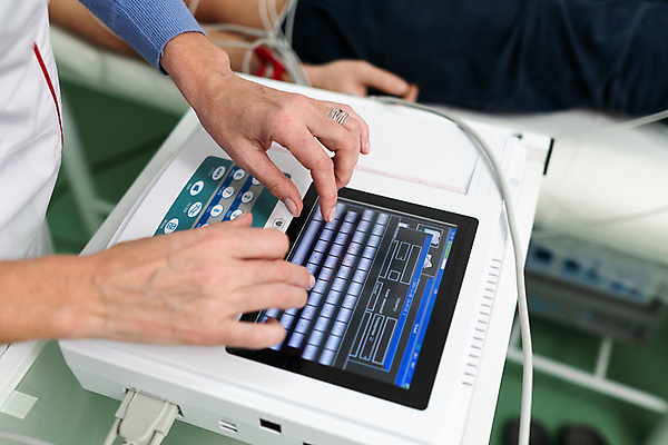 포토 JPG 해외이미지 백인 남자 의료기기 건강 병원 사람 두명 약 진료 방 고통 장비 시험 환자 의사 하트 심장 맥박 질병 분석 문제 보험 돌봄 리듬 방법 심장병 심전도 해외포토 모양 서양인 교육 감정 컨셉 의학 모션 의료진 장기_의학 파일형식 이미지허브