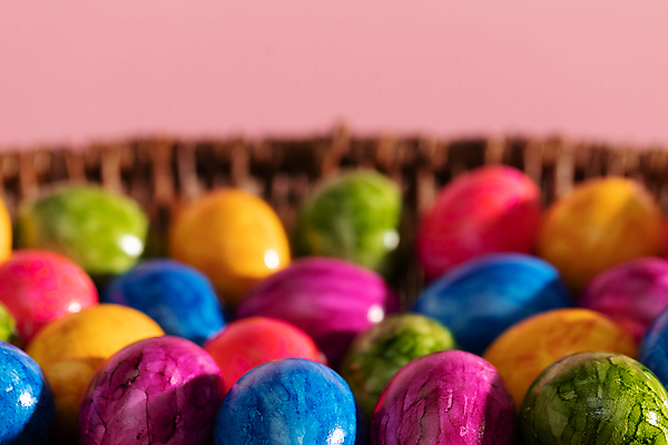 포토 JPG 해외이미지 전통 종교 문화 휴가 기념 사랑 사람없음 장식 빨간색 파란색 컬러풀 장미 노란색 바구니 최고 그리기 분위기 둥지 심볼 부활절계란 지역 광택 짜임 고립 구성 신앙심 암탉 핸드메이드 해외포토 꽃 감정 컬러 컨셉 모션 부활절 계란 닭 암컷 파일형식 이미지허브