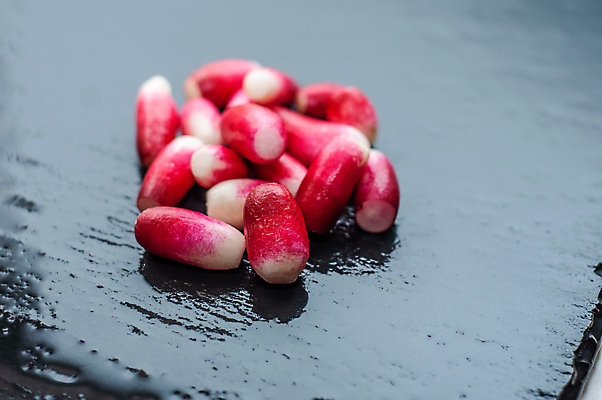 포토 JPG 해외이미지 다이어트 채소 검은배경 건강 사람없음 빨간색 농작물 샐러드 젖음 신선 맛 속도 생태계 뿌리 면역력 식용 총각무 핸드메이드 해외포토 음식 컬러 백그라운드 컨셉 농업 검은색 무 파일형식 이미지허브