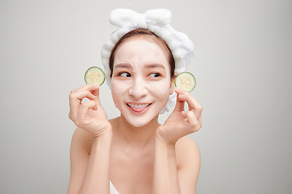 포토 JPG 해외이미지 응시 여자 회색배경 오이 실내 한명 미소 들기 동양인 상반신 성인 앞모습 뷰티 머리띠 피부관리 메롱 팩 오이팩 성인여자한명만 해외포토 1 시선 뷰포인트 백그라운드 채소 장신구 모션 표정 사람 인종 내부 화장품 회색 여자한명만 성인여자만 파일형식 이미지허브