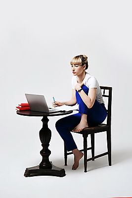 포토 JPG 해외이미지 학생 교육 백그라운드 인터넷 통신 맨발 탁자 회의 주택 직장 한명 앉기 성인 노트북 학습 컴퓨터 펜 디지털 공책 흰색 관찰 업무 작업 개울 연결 강의 책상 부름 온라인 동영상 고립 세미나 온라인강의 가상 카피스페이스 웨비나 해외포토 1 컬러 가구 회사 비즈니스 모션 발 문구용품 사람 건물 전자제품 강 필기구 공백 파일형식 언택트 이미지허브