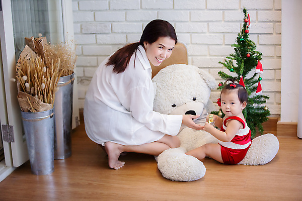 포토 JPG 해외이미지 백인 모자 전통 행복 얼굴 어린이 백그라운드 크리스마스 겨울 가족 휴가 새로움 주택 기념 선물 사람 소년 두명 장식 빨간색 산타클로스 흰색 축하 표현 아기 신생아 12월 연도 걸음마 결백 클라우스 해외포토 서양인 잡화 계절 기념일 남자 감정 컬러 컨셉 관계 모션 건물 신체부위 날짜 파일형식 이미지허브