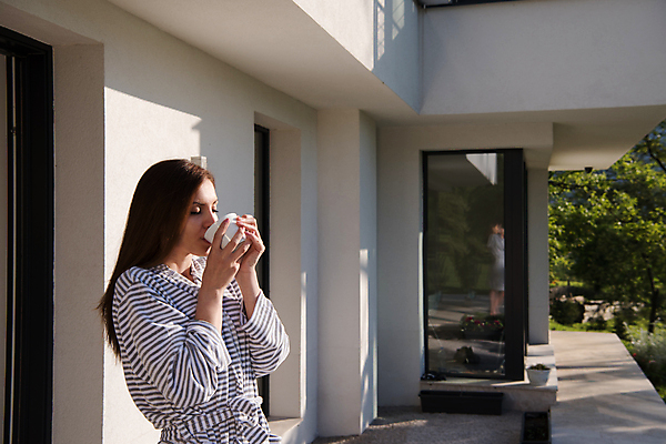 포토 JPG 해외이미지 라이프스타일 여자 여유 커피 휴식 주택 한명 들기 상반신 성인 일상 눈감음 마시기 목욕가운 주말 성인여자한명만 해외포토 1 감정 음료 컨셉 모션 사람 건물 라이프 생활 가운 여자한명만 성인여자만 파일형식 이미지허브