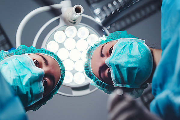 포토 JPG 해외이미지 직업 모자 여자 백그라운드 유니폼 조명 직장 함께함 실내 병원 가면 서기 두명 치료 가로 약 우주 장비 간호사 의사 기구 공구 램프 업무 수술 극장 아래 동료 외과 위생관리 살균 해외포토 잡화 옷 컨셉 회사 의학 관계 모션 관리 사람 내부 의료진 도구 작업 방향 위치 파일형식 이미지허브