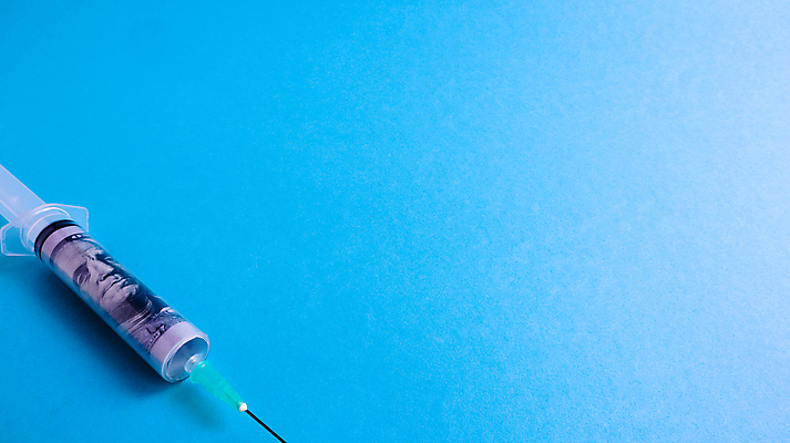 포토 JPG 해외이미지 1 백그라운드 컨셉 지폐 돈 건강 병원 주사기 사람없음 치료 금융 경제 파란색 약 건강관리 달러 흰색 투명 질병 플라스틱 약국 오브젝트 투자 롤 처방 주사약 조제 고립 돌봄 마약 복용 수입 정책 카피스페이스 비용 해외포토 컬러 비즈니스 의학 의료기기 모션 재질 관리 공백 재산 만들기 파일형식 이미지허브