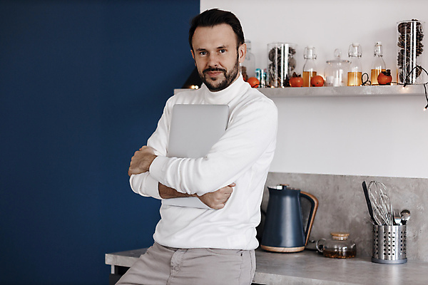 포토 JPG 해외이미지 직업 라이프스타일 남자 비즈니스 휴식 주택 아이디어 실내 한명 미소 사람 앉기 성인 가로 노트북 컴퓨터 사무실 업무 비즈니스맨 자신감 디자이너 사진사 책상 남자한명만 성인만 카피스페이스 해외포토 1 감정 가구 컨셉 모션 표정 내부 건물 생활 전자제품 공백 작업 직장인 작가 남자만 파일형식 이미지허브