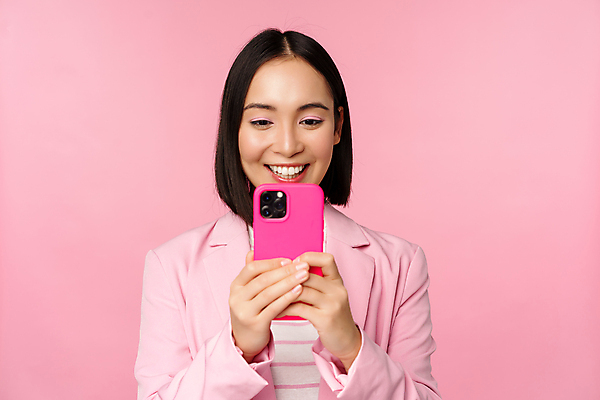 포토 JPG 해외이미지 응시 여자 비즈니스 한명 서기 들기 동양인 상반신 성인 스마트폰 비즈니스우먼 성인여자한명만 분홍색배경 해외포토 1 시선 분홍색 백그라운드 모션 사람 인종 핸드폰 스마트기기 직장인 여자한명만 성인여자만 파일형식 이미지허브