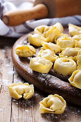 포토 JPG 해외이미지 전통 접시 음식 백그라운드 다이어트 재료 파스타 건강 요리 사람없음 주방 식당 식사 저녁식사 이탈리아 흰색 신선 맛 지중해 먹기 허브 가득함 준비 유기농 날것 반죽 만들기 밀가루 레시피 바질 점심식사 라비올리 방법 생식 채식주의자 핸드메이드 맛있는 토르텔리니 해외포토 식물 식기 웰빙 유럽 바다 컬러 컨셉 모션 서양음식 상점 가루 채식 파일형식 이미지허브