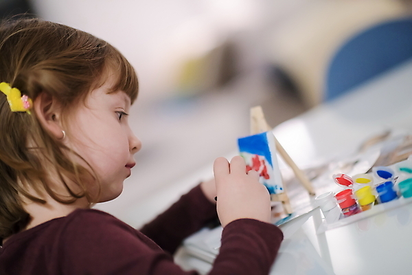 포토 JPG 해외이미지 여자 어린이 미술 한명 상반신 옆모습 아웃포커스 물감 미니어처 붓 그리기 이젤 그림 캔버스 소녀한명만 해외포토 1 뷰포인트 모션 문화예술 촬영기법 사람 모형 미술도구 여자한명만 소녀만 파일형식 이미지허브