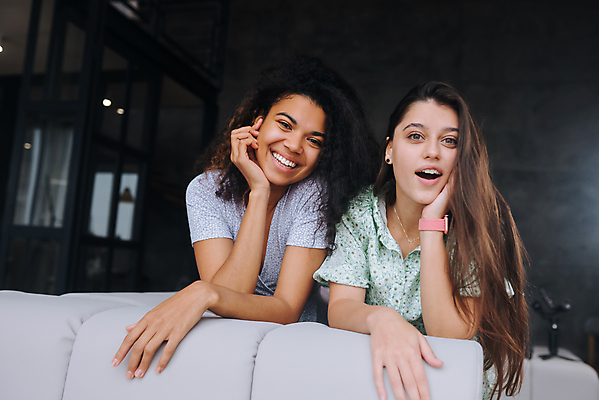 포토 JPG 해외이미지 백인 응시 여자 교육 감정 2 함께함 대화 사람 앉기 인종 성인 두명 컴퓨터 소파 검은색 놀람 우정 비밀 되감기 사방 유일 해외포토 서양인 시선 컬러 컨셉 의자 모션 표정 말하기 친구 전자제품 파일형식 이미지허브