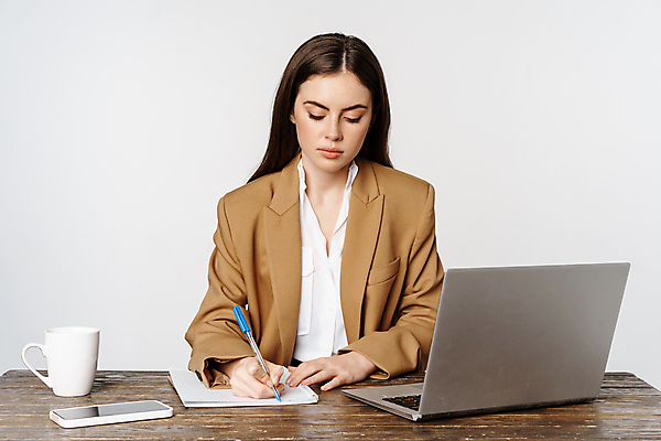 포토 JPG 해외이미지 서양인 여자 사업가 탁자 갈색머리 한명 상반신 성인 앞모습 컵 노트북 스마트폰 컴퓨터 사무실 기록 비즈니스우먼 컨설턴트 성인여자한명만 해외포토 외국인 직업 1 헤어스타일 식기 뷰포인트 가구 비즈니스 사람 전자제품 핸드폰 스마트기기 직장인 전문직 상담 여자한명만 성인여자만 파일형식 이미지허브