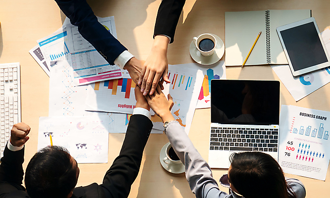 포토 JPG 해외이미지 백인 손 여자 남자 커피 비즈니스 그래프 협력 실내 정장 상반신 성인 두명 뒷모습 신체부위 노트북 하이앵글 태블릿 연필 공책 주먹 키보드 비즈니스맨 비즈니스우먼 문서 세미나 성인만 해외포토 서양인 옷 음료 뷰포인트 모션 문구용품 학용품 사람 내부 전자제품 스마트기기 필기구 직장인 파일형식 이미지허브