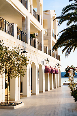 포토 JPG 해외이미지 나무 외관 유럽 바다 여행 건축양식 창문 호텔 거리 항해 손바닥 풍경 사람없음 야외 건물 초록색 울타리 도시풍경 마을 금속 산책로 덮개 등불 도시 재산 고급 큼 제비꽃 타일 아치 휴양지 타운 몬테네그로 해외포토 식물 건축물 손 건축 꽃 나라 길 컬러 컨셉 배_교통 재질 숙소 조명 금융 담장 장소 뚜껑 크기 파일형식 이미지허브