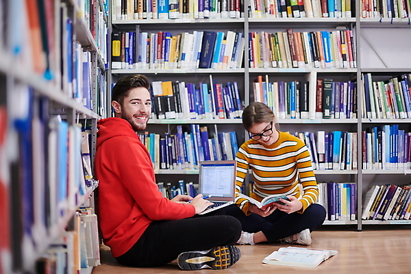 포토 JPG 해외이미지 전신 응시 여자 남자 학교 청소년 책장 두명 책 노트북 독서 도서관 가부좌 십대만 안경낌 해외포토 시선 교육 안경 가구 사람 앉기 전자제품 파일형식 이미지허브