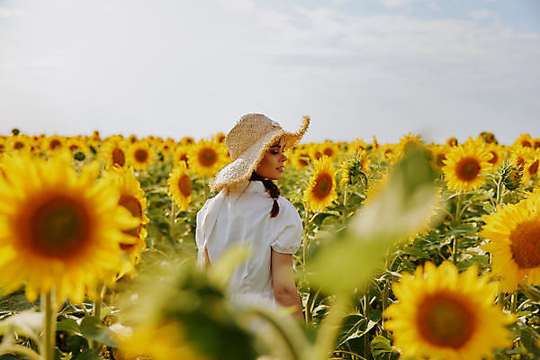 포토 JPG 해외이미지 주간 여자 꽃밭 해바라기 한명 상반신 성인 야외 뒷모습 눈감음 소프트포커스 밀짚모자 성인여자한명만 해외포토 자연요소 모자_잡화 1 꽃 뷰포인트 모션 촬영기법 사람 여자한명만 성인여자만 파일형식 이미지허브