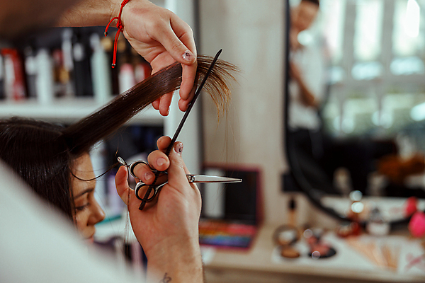 포토 JPG 해외이미지 손 여자 실내 한명 상반신 성인 옆모습 아웃포커스 신체부위 잡기 소프트포커스 미용실 자르기 머리손질 미용가위 성인여자한명만 해외포토 1 뷰포인트 모션 가위_도구 촬영기법 사람 내부 뷰티 미용용품 뷰티샵 여자한명만 성인여자만 파일형식 이미지허브