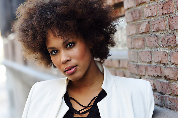 포토 JPG 해외이미지 모델 1 라이프스타일 헤어스타일 여자 행복 얼굴 벽 백그라운드 벽돌 거리 갈색머리 한명 사람 인종 20대 성인 야외 뷰티 유행 검은색 재킷 흰색 신선 도시 섞기 스타일 해외포토 레이스천 감정 컬러 청년 생활 신체부위 외투 직물 파일형식 이미지허브