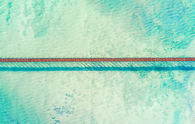 포토 JPG 해외이미지 나무 전통 모래 파도 바다 섬 여행 자연 하늘 휴가 주택 안테나 손바닥 해변 사람없음 건물 목재 물 파란색 모래사장 흰색 산호 정상 휴양지 암초 방갈로 드론 이국적 터키석 파라다이스 해외포토 자연요소 식물 건축물 손 컬러 재료 통신 숙소 장소 자포동물 보석 생태계 파일형식 이미지허브