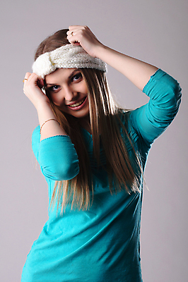 포토 JPG 해외이미지 백인 모델 1 손 응시 옷 여자 얼굴 벽 백그라운드 건강 한명 사람 성인 빛 뷰티 유행 흰색 화려 우아함 피부 입술 열정 내추럴 완벽 해외포토 서양인 시선 감정 컬러 컨셉 신체부위 파일형식 이미지허브