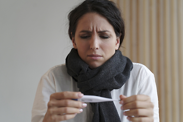 포토 JPG 해외이미지 응시 여자 실내 건강 한명 들기 사람 상반신 성인 목도리 고통 잡기 열 찡그림 질병 온도계 체온계 측정 감염 증상 성인여자한명만 해외포토 1 시선 잡화 감정 의학 모션 표정 내부 여자한명만 성인여자만 파일형식 이미지허브
