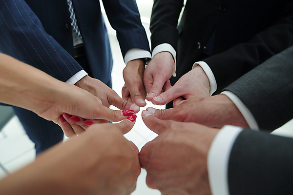 포토 JPG 해외이미지 손 함께함 정장 신체부위 가리킴 동료 따봉 손모으기 해외포토 옷 컨셉 관계 사람 손짓 최고 파일형식 이미지허브