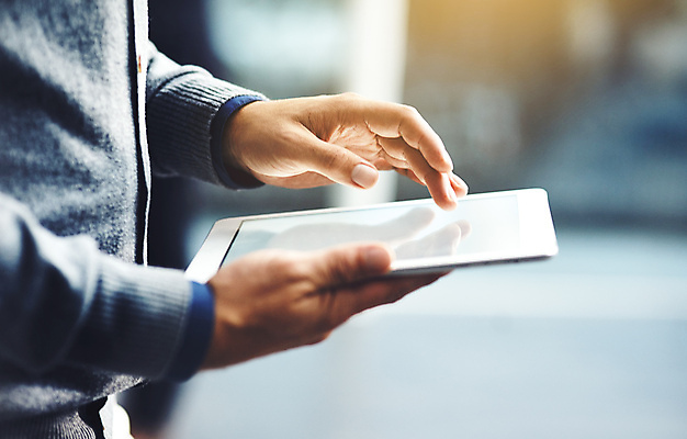 포토 JPG 해외이미지 손 비즈니스 실내 들기 아웃포커스 신체부위 태블릿 터치 해외포토 모션 촬영기법 사람 내부 전자제품 스마트기기 파일형식 이미지허브