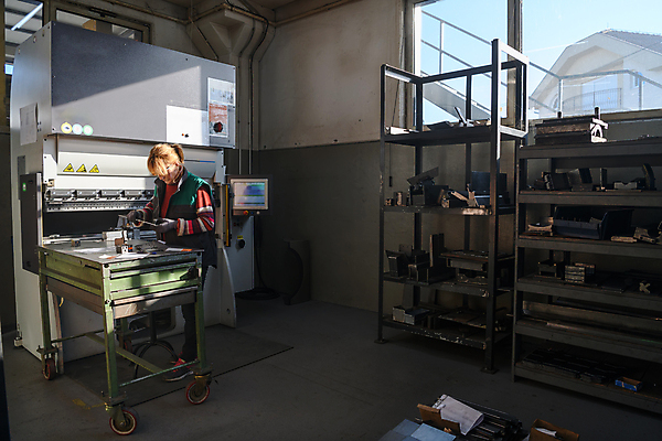 포토 JPG 해외이미지 전신 여자 산업 공장 실내 한명 성인 옆모습 기계 장비 작업 엔지니어 성인여자한명만 해외포토 1 뷰포인트 공업 사람 내부 기술자 여자한명만 성인여자만 파일형식 이미지허브