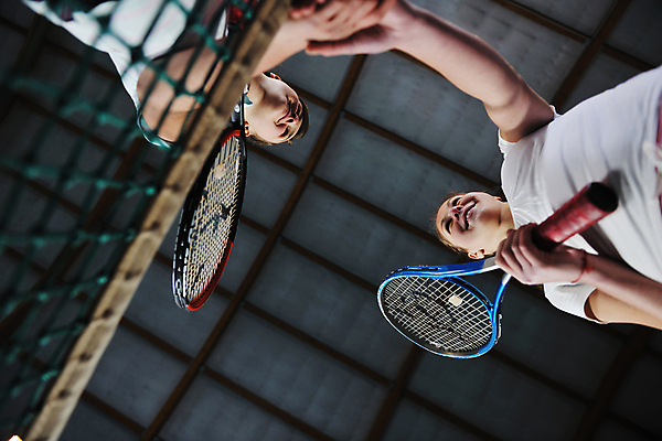포토 JPG 해외이미지 여자 로우앵글 악수 실내 들기 상반신 성인 두명 앞모습 마주보기 경쟁 테니스 테니스라켓 네트 테니스장 라이벌 천장 테니스선수 성인여자만 해외포토 스포츠 뷰포인트 컨셉 스포츠시설 모션 운동선수 사람 손짓 내부 구기 라켓 여자만 성인만 파일형식 이미지허브
