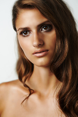 포토 JPG 해외이미지 모델 응시 여자 백그라운드 한명 상반신 성인 앞모습 뷰티 머리카락 우아함 피부 성인여자한명만 카피스페이스 해외포토 1 시선 뷰포인트 컨셉 사람 신체부위 머리 공백 여자한명만 성인여자만 파일형식 이미지허브