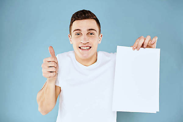 포토 JPG 해외이미지 서양인 남자 종이 프레임 한명 미소 들기 상반신 성인 앞모습 사각형 집중 따봉 보여주기 주목 성인남자한명만 해외포토 도형 외국인 1 뷰포인트 컨셉 모션 표정 사람 최고 남자한명만 성인남자만 파일형식 이미지허브