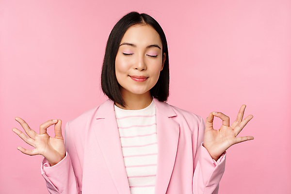 포토 JPG 해외이미지 여자 비즈니스 한명 서기 미소 동양인 상반신 성인 눈감음 비즈니스우먼 OK 성인여자한명만 분홍색배경 해외포토 1 분홍색 백그라운드 모션 표정 사람 인종 손짓 직장인 여자한명만 성인여자만 파일형식 이미지허브