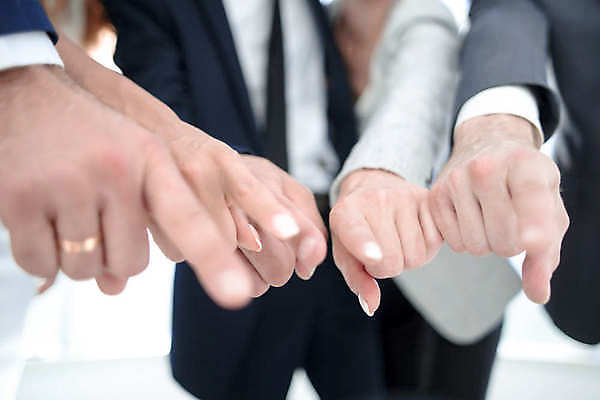 포토 JPG 해외이미지 서양인 손 여자 남자 정장 여러명 성인 아웃포커스 신체부위 가리킴 비즈니스맨 비즈니스우먼 성인만 해외포토 외국인 옷 다수 비즈니스 촬영기법 사람 손짓 직장인 파일형식 이미지허브