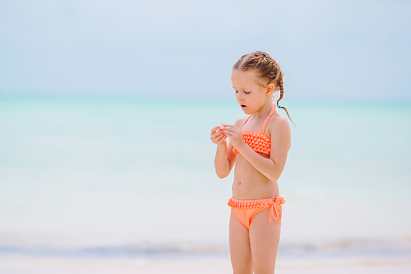 포토 JPG 해외이미지 주간 백인 여자 수영복 어린이 바다 여행 조개 휴식 한명 들기 손짓 상반신 해변 야외 옆모습 여름휴가 바캉스 소녀한명만 해외포토 자연요소 서양인 1 옷 뷰포인트 컨셉 모션 휴가 어패류 사람 여자한명만 소녀만 파일형식 여름_계절 이미지허브
