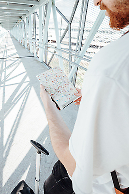 포토 JPG 해외이미지 주간 남자 이동 지도 실내 한명 들기 상반신 성인 옆모습 복도 공항 성인남자한명만 해외포토 자연요소 1 뷰포인트 컨셉 교통시설 모션 사람 내부 남자한명만 성인남자만 파일형식 이미지허브