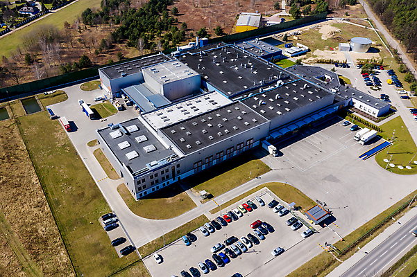 포토 JPG 해외이미지 산업 비즈니스 공장 교통시설 자동차 하늘 거리 건설업 사람없음 야외 건물 가로 태양 상점 금속 장비 트럭 큼 컨테이너 옥상 창고 대문 러시아 시티라이프 짐차 소매 물류 드론 로딩 조감도 해외포토 자연요소 라이프스타일 건축물 유럽 육상교통 교통 공업 재질 문 크기 시설 파일형식 이미지허브