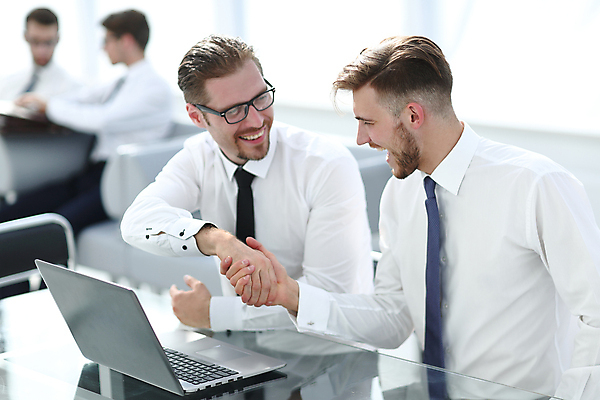 포토 JPG 해외이미지 남자 비즈니스 협력 악수 실내 협상 웃음 상반신 성인 두명 옆모습 아웃포커스 노트북 비즈니스맨 동료 성인남자만 해외포토 뷰포인트 관계 촬영기법 표정 사람 손짓 내부 전자제품 직장인 남자만 성인만 파일형식 이미지허브