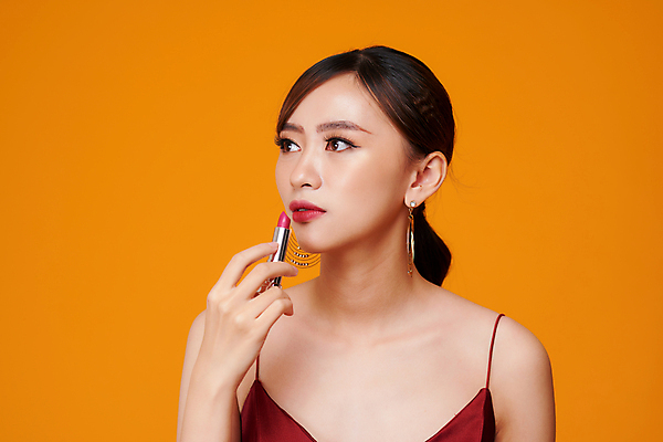포토 JPG 해외이미지 응시 여자 실내 한명 들기 동양인 상반신 성인 앞모습 화장 뷰티 주황색 립스틱 성인여자한명만 해외포토 1 시선 뷰포인트 컬러 모션 사람 인종 내부 화장품 여자한명만 성인여자만 파일형식 이미지허브