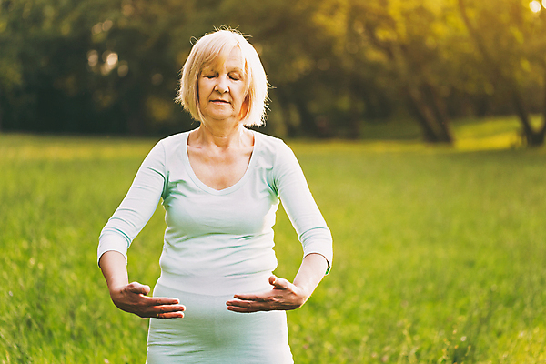 포토 JPG 해외이미지 공원 여자 노년 행복 스포츠 포즈 신체 모션 자연 휴식 기술 건강 한명 초원 성인 야외 여름 운동 맑음 스트레칭 봄 활발 기쁨 숲 은퇴 집중 연습 명상 인내 해외포토 1 계절 공공시설 감정 컨셉 날씨 사람 생태계 파일형식 이미지허브