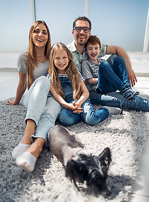 포토 JPG 해외이미지 여자 남자 딸 행복 반려견 아들 어린이 거실 가족 엄마 함께함 사랑 앉기 소년 여러명 성인 앞모습 옆모습 반려동물 기댐 카펫 아내 아빠 개 해외포토 동물 감정 뷰포인트 다수 컨셉 포유류 관계 모션 사람 파일형식 이미지허브