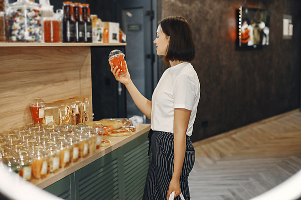 포토 JPG 해외이미지 백인 1 손 잡화 여자 음식 백그라운드 가방 재료 포장 선반 갈색머리 종류 한명 사람 성인 내부 컵 세일 바구니 상점 시장 선택 구매 상품 플라스틱 굽기 향신료 통로 상업 소매 슈퍼마켓 많음 맛있는 해외포토 서양인 헤어스타일 식기 가구 컨셉 재질 신체부위 쇼핑 구이 향미료 파일형식 이미지허브