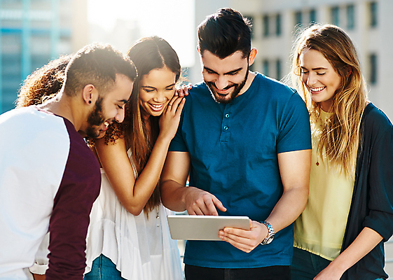 포토 JPG 해외이미지 주간 라이프스타일 응시 여자 남자 행복 함께함 들기 여러명 상반신 20대 성인 야외 앞모습 옆모습 태블릿 햇빛 기댐 우정 터치 도시 그룹 성인만 해외포토 자연요소 시선 감정 뷰포인트 다수 컨셉 모션 사람 청년 생활 친구 전자제품 스마트기기 태양 파일형식 이미지허브