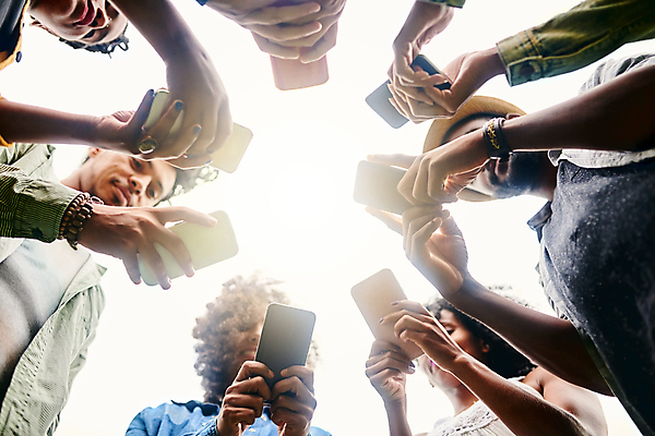포토 JPG 해외이미지 주간 라이프스타일 응시 여자 남자 로우앵글 함께함 서기 들기 여러명 20대 성인 야외 앞모습 친구 스마트폰 우정 잡기 그룹 성인만 해외포토 자연요소 시선 뷰포인트 다수 컨셉 관계 모션 사람 청년 생활 핸드폰 스마트기기 파일형식 이미지허브
