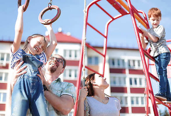 포토 JPG 해외이미지 전신 라이프스타일 여자 남자 딸 행복 아들 어린이 가족 놀이 엄마 함께함 매달리기 소년 여러명 상반신 성인 야외 앞모습 옆모습 부모 맑음 잡기 아빠 놀이기구 놀이터 해외포토 감정 뷰포인트 다수 컨셉 관계 모션 날씨 사람 생활 파일형식 이미지허브
