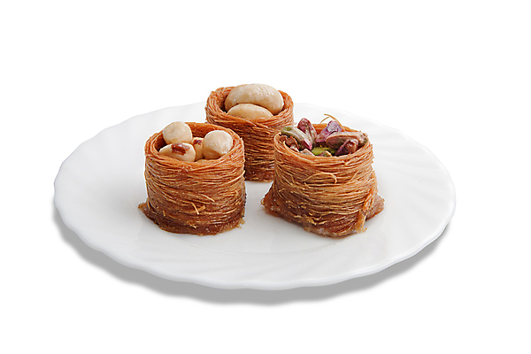 포토 JPG 해외이미지 전통 접시 아시아 문화 음식 부분 디저트 3 요리 사람없음 갈색 노란색 케이크 빵집 견과류 흰색 황금 중앙 달콤 설탕 굽기 지중해 흰배경 반죽 호두 시럽 꿀 동쪽 칠면조 충동구매 고립 어려움 캐슈넛 페스츄리 피스타치오 개암 바클라바 맛있는 튀르키예 해외포토 식기 열매 나라 빵 바다 컬러 백그라운드 조류 쇼핑 상점 맛 구이 방향 과소비 파일형식 이미지허브