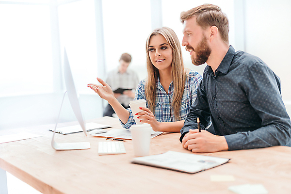 포토 JPG 해외이미지 직업 라이프스타일 커피 인터넷 비즈니스 통신 관계 협력 설계 아이디어 직장 함께함 실내 사람 앉기 세명 컴퓨터 사무실 모니터 자료 정보 가리킴 비즈니스맨 계획 연결 토론 종업원 책상 동료 경영자 온라인 청사진 분석가 프로젝트 콜라보레이션 해외포토 남자 음료 가구 컨셉 회사 모션 손짓 내부 생활 전자제품 직장인 리더 파일형식 이미지허브