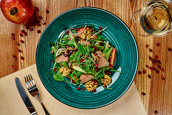 포토 JPG 해외이미지 그릇 포크 채소 사람없음 하이앵글 와인 샐러드 소고기 식탁보 나이프 팥 조지아 해외포토 식기 음식 뷰포인트 주류 육류 칼 동유럽 파일형식 이미지허브